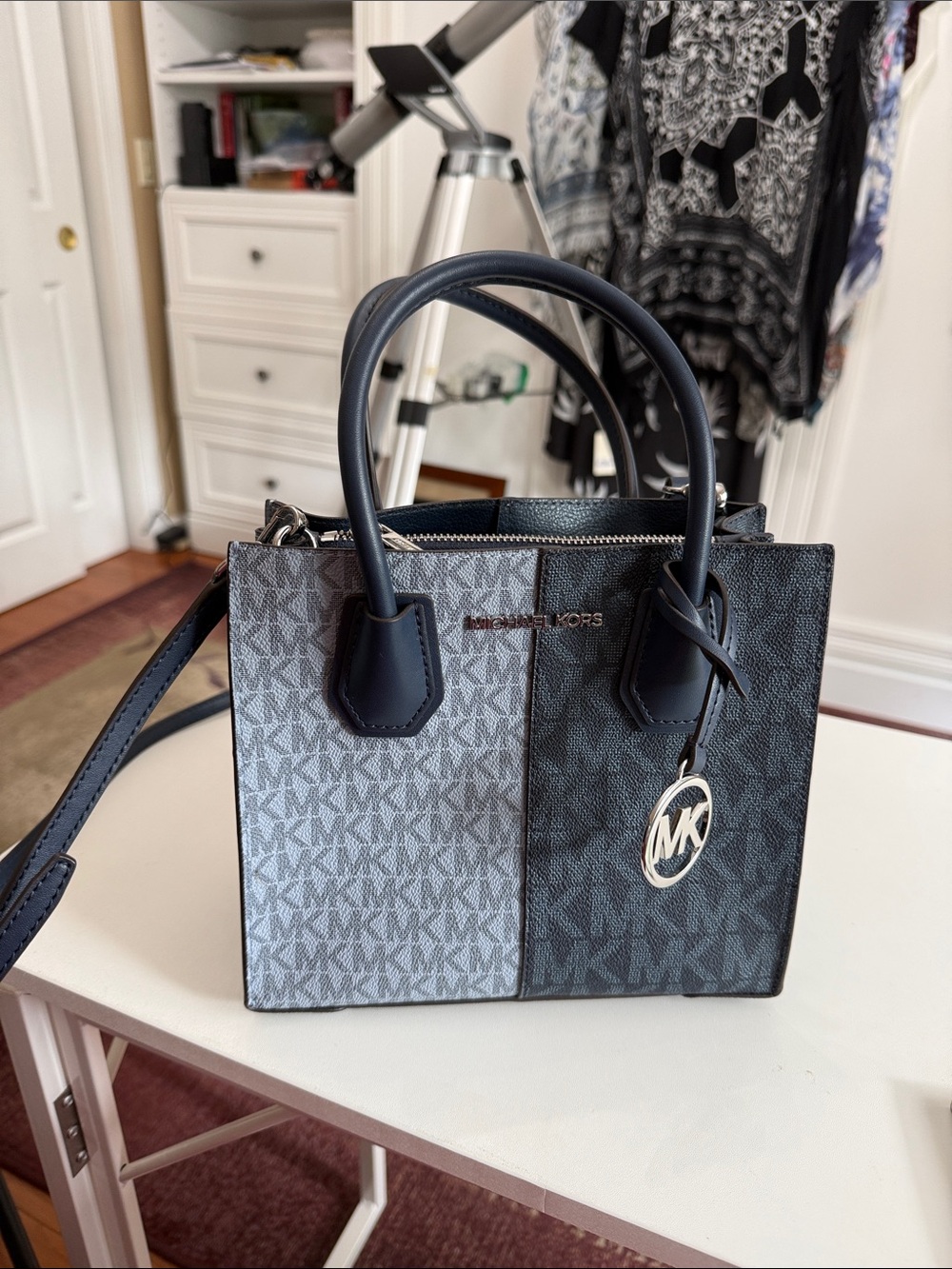 Michael Kors small crossbody navy Logo so cute!8.5x7.5